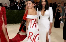 Projektantka sukienki ‘Tax The Rich’ nie płaci podatków, czynszu i wyzyskuje