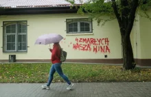 „4 zmarłych, wasza wina”. Napis na murze wojska w Lublinie - Dziennik...