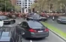 Australia: Policja ucieka przed suwerenem demolującym jej samochody