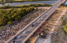 Tysiące migrantów koczuje pod mostem na granicy USA i Meksyku