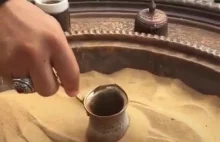 Kawa po turecku na rozgrzanym piasku