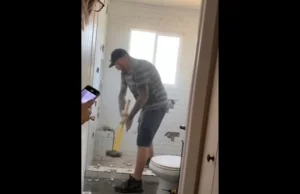 Nie dostał zapłaty, więc zniszczył łazienkę