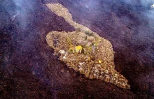 Domek na skrawku ziemi pośród niszczycielskiego morza lawy na Wyspach Kanaryjski