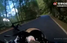 Motocyklista dostaje szybką lekcję na temat zachowania szczególnej