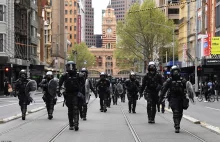 Australia. Policja brutalnie zatrzymuje protestujących przeciwko obostrzeniom