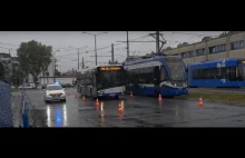 Pokaz hamowania tramwaju, autobusu i samochodu