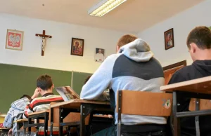 6 uczniów na religii reszta klasy czeka w bibliotece na kolejne zajęcia. To kara