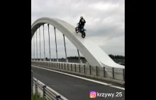 Wjechał motocyklem na konstrukcję mostu. Na dole czekała policja