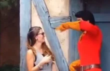 Kobieta molestuje aktora dziecięcego w Disneylandzie