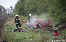 Matka z dziećmi wjechała wprost pod pociąg. Auto zapaliło się