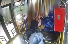 Seniorka pobiła nastolatkę w autobusie.