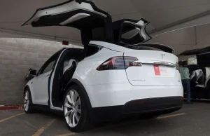 Tesla pozwana po tym jak Model X na autopilocie uderzył w pięciu funkcjonariuszy