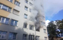 Pożar w wieżowcu przy ulicy Bielskiej w Bolesławcu. Sytuacja jest bardzo poważna