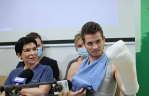 Pacjent, któremu krakowscy lekarze przyszyli rękę, wychodzi ze szpitala