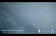 Bezzałogowa łódź we wnętrzu huraganu na Atlantyku