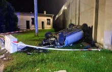 Pijany kierowca w Audi rozbił się na murze... zakładu karnego