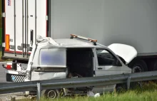 Ciężarówka uderzyła w samochód służby drogowej. Nie żyje 23-latek (zdjęcia