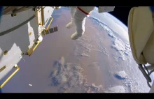 Astronauta przypadkowo gubią tarczę w kosmosie (GoPro 8K)