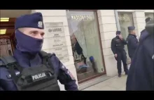 Szur psika gazem w przechodnia przy policji