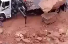 Dźwig ładuje kamień na ciężarówkę