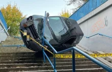 Olkusz: samochód terenowy "zaparkował" na schodach przejścia podziemnego