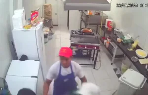 Pracownik kuchni podczas napadu