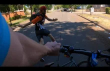 Złodziej rowerów próbuje uciec przed hulajnogą elektryczną