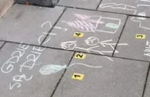 Krakowscy kryminalni sprawdzają czy kreda którą pomalowano chodnik jest zmywalna