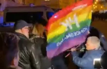 "Babcia Kasia" pobiła tęczową flagą uczestniczkę kontrmanifestacji [VIDEO]