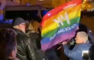 "Babcia Kasia" pobiła tęczową flagą uczestniczkę kontrmanifestacji [VIDEO]