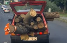 Fiat Cinquecento zapakowany pod dach drewnem
