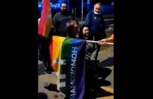 Była "przysięga" i "pasowanie" flagą LGBT. "Homokomando" przyjęło nowych [VIDEO]