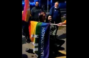 Była "przysięga" i "pasowanie" flagą LGBT. "Homokomando" przyjęło nowych [VIDEO]