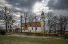 Przed kościołem znaleziono zwłoki księdza z widocznymi obrażeniami ciała.