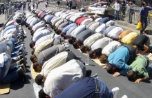 "Allahu Akbar" popłynie z głośników. Decyzja władz Kolonii