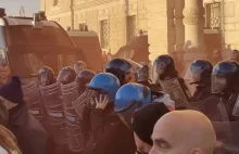 Niesamowite sceny we Włoszech. Policjanci zdjęli hełmy przed tłumem