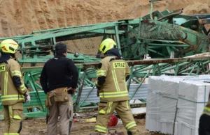 W Szklarskiej Porębie przewrócił się żuraw wieżowy. Operator w stanie krytycznym