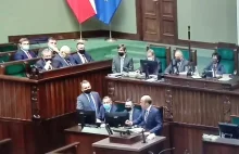 Budka wyciera podłogę Morawieckim z sejmowej mównicy [video]