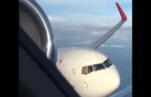 Ogromny samolot niesamowicie zbliża się do innego samolotu