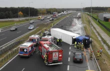 Jeden tir na boku, drugi rozerwany. Towar na jezdni, trasa S8 zablokowana