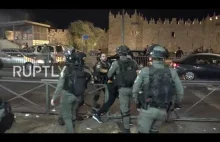 Ganiają się w berka palestyńczycy z izraelską policją przy Bramie Damaszku