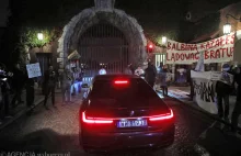 Pacyfikacja protestujących na Wawelu podczas kolejnej "miesięcznicy smoleńskiej"