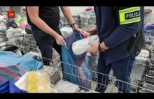 Policja rekwiruje w Warszawie podrobione torebki Gucci