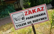 Zakaz parkowania tyłem do budynku. Czy trzeba się słuchać dziwnych znaków...