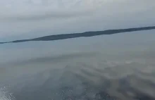 Skuter wodny na lustrzanym jeziorze