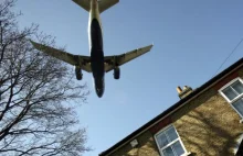 Samolot zrzucił odchody z toalety na mężczyznę, który odpoczywał w ogrodzie