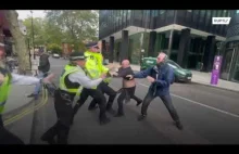 Protestujący przeciwko ograniczeniom zaczepiają posła bójki z policją w Londynie
