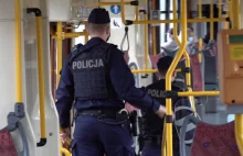 Policjanci kontrolują noszenie maseczek w komunikacji miejskiej
