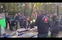 Policjanci, strażacy zwolnieni za niezaszczepienie się wydają jedzenie bezdomnym