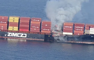 Płoną kontenery z chemikaliami na statku. Służby utworzyły strefę...